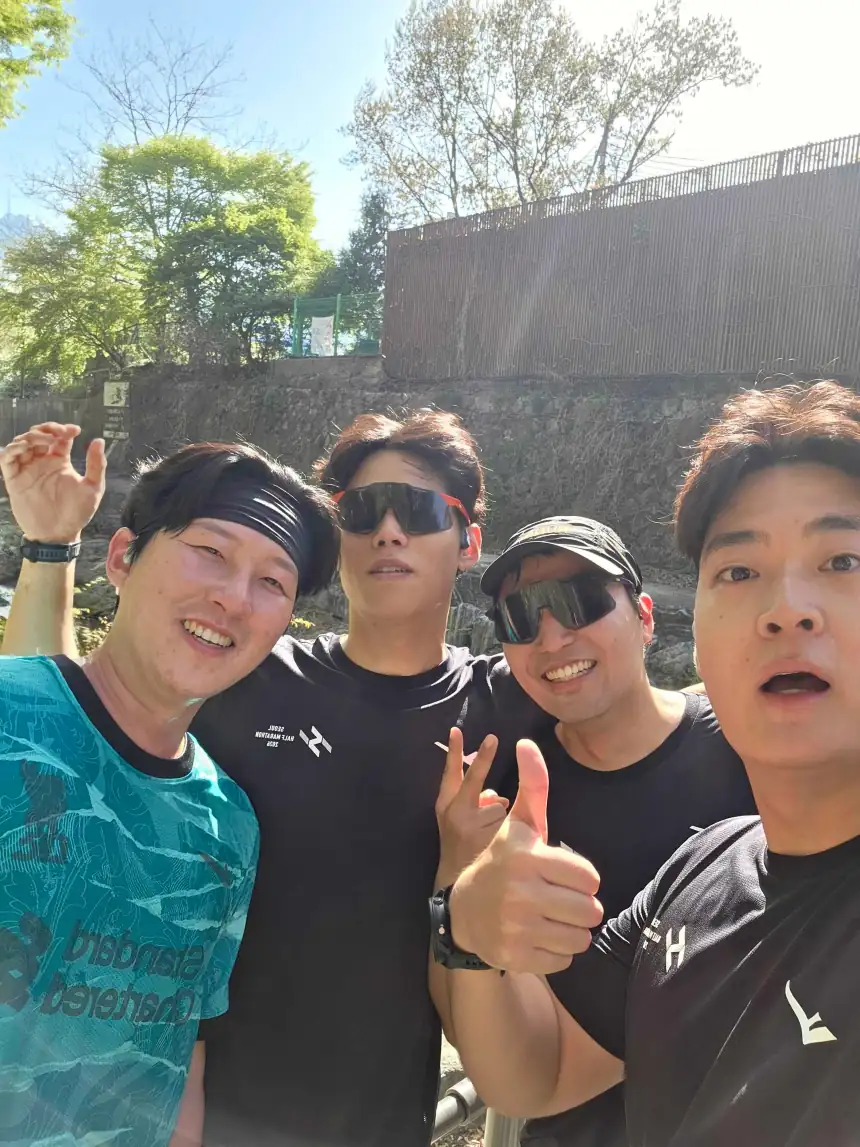 러닝 도중 네 사람이 모여 찍은 셀카