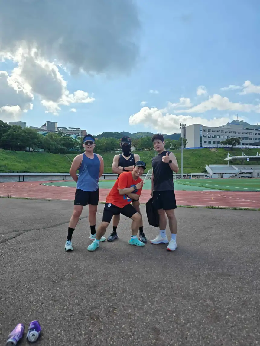 트랙 옆 공터에서 자세를 잡은 네 사람