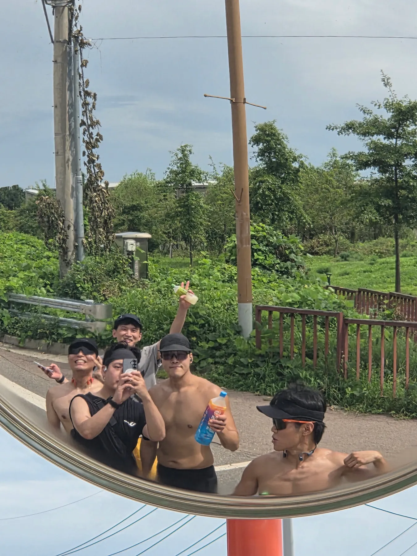 볼록거울에 비친 오이도 러닝 멤버 다섯 명