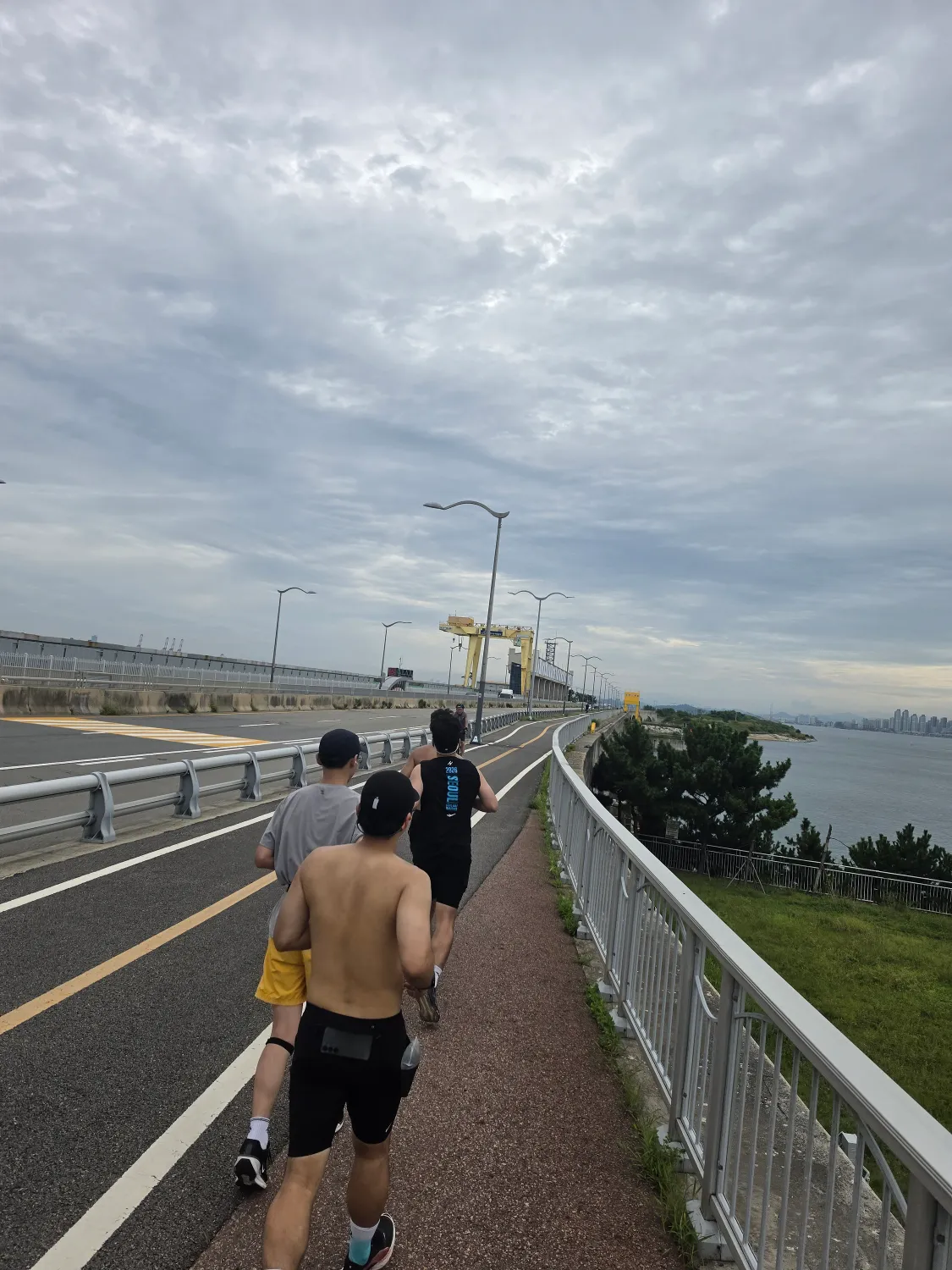 오이도 해안길을 달리기 시작한 네 명