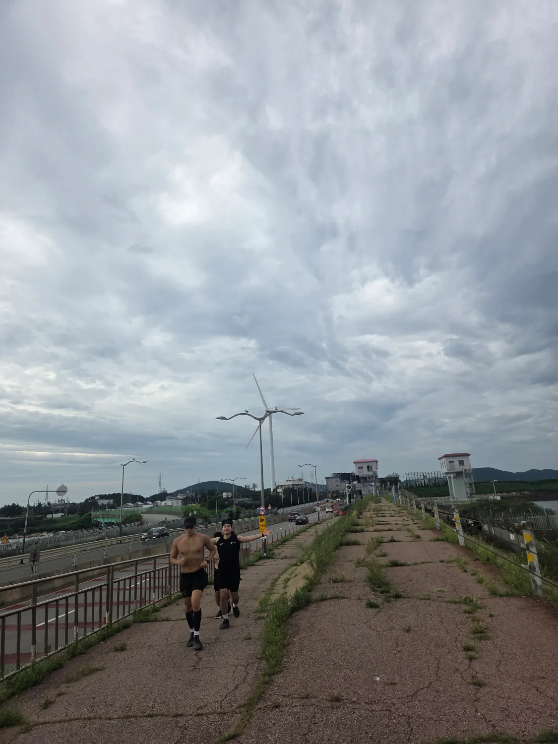 방조제에서 힘차게 되돌아 달리는 러너들