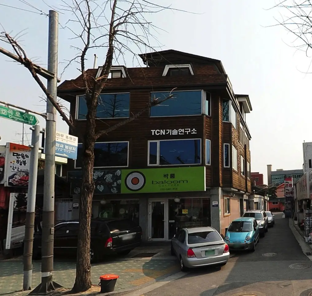 2010년 3월 갈색 외벽과 초록색 간판이 보이는 건물